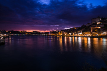 Fototapeta na wymiar Baie de Porto, Portugal, vue de nuit