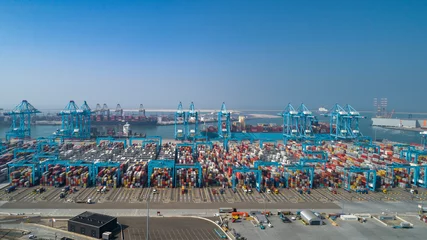 Wandaufkleber Luftbild von Containern im Hafen von Rotterdam mit vielen verschiedenen Farben © Tjeerd