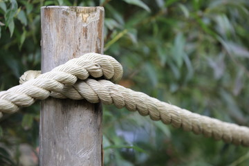 Segeltau verschlungen über einem Holzpfosten 