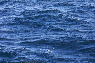 Wasseroberfläche mit Wellen im Atlantik bei starkem Wind und bewegter See, Hintergrund.