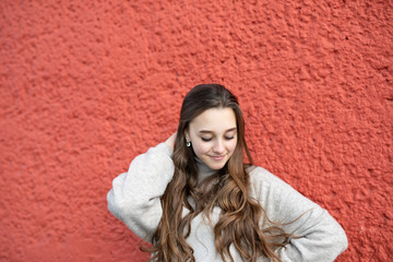 Frau in der Stadt Berlin beim Spazieren