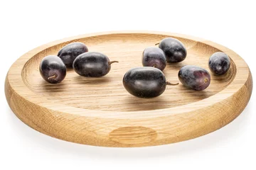 Foto op Plexiglas Lot of whole fresh black grape on bamboo plate isolated on white background © PIXbank