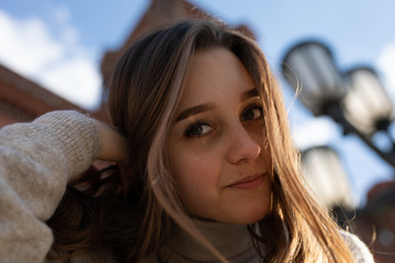 Frau in der Stadt Berlin beim Spazieren