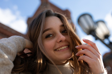 Frau in der Stadt Berlin beim Spazieren