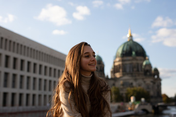 Frau in der Stadt Berlin beim Spazieren © TIGERRAW