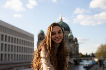 Frau in der Stadt Berlin beim Spazieren