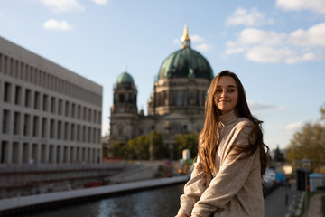 Frau in der Stadt Berlin beim Spazieren