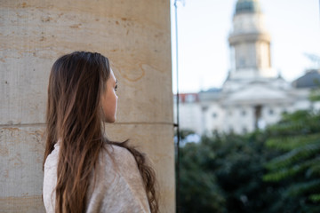 Frau in der Stadt Berlin beim Spazieren