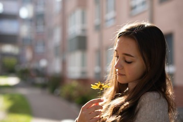 Frau in der Stadt Berlin beim Spazieren