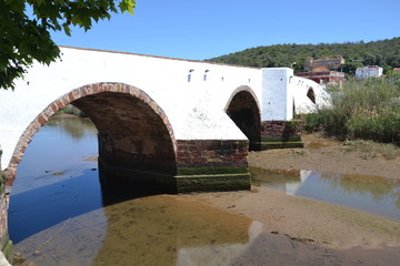 Stary, biały most