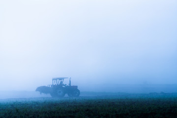 朝霧とトラクター