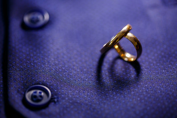 Gold wedding rings for newlyweds on wedding day