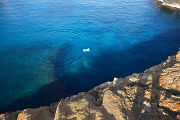 Mar azul transparente