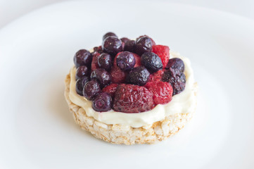 Rice biscuit with cream and berries.
