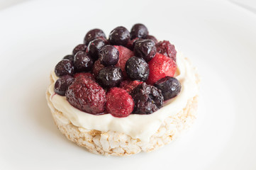 Rice biscuit with cream and berries.