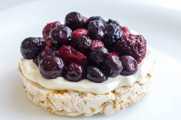 Rice biscuit with cream and berries.