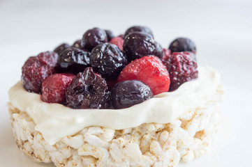 Rice biscuit with cream and berries.