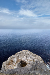 Horizonte en el oc&eacute;ano azul y el cielo de nubes