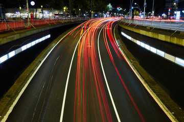 Carretera con luces de los coches de noche