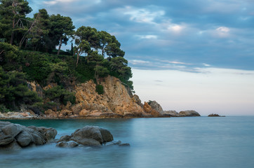 El mar pausado con el cielo magenta