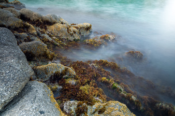 Movimiento del mar entre las rocas