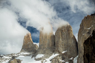 Monta&ntilde;as y nubes