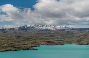 Monta&ntilde;as, lagos y cielo lleno de nubes