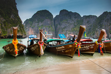longtail boats in thailand © nitka_zaplatana