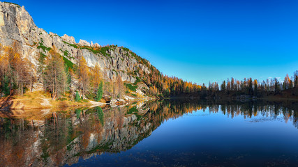 Fototapeta na wymiar Wonderfull autumn view of Lake Federa in Dolomites