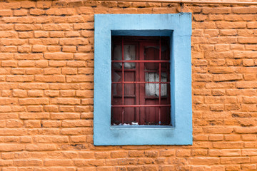 janela com parede laranja