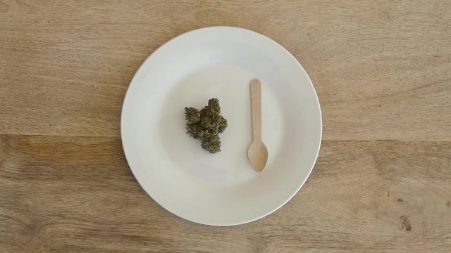 Zoom in placing sppon by weed
