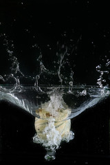 Obraz na płótnie Canvas Melon plongeant dans l'eau