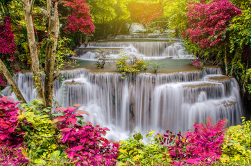 Panele Szklane  Podróż do pięknego wodospadu w tropikalnym lesie deszczowym, miękka woda strumienia w wodospadzie Huai Mae Khamin poziom 4, Park Narodowy Khuean Srinagarindra, Kanchanaburi, Tajlandia