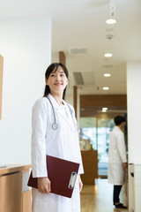 Obraz premium カルテを持った女医