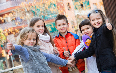 Fototapeta premium Children holding hands and giving friendship vow