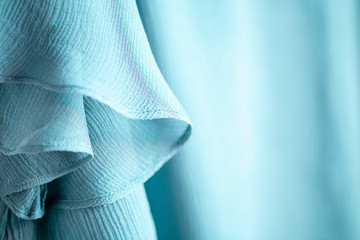 青緑の布（ブラウス）と白バック