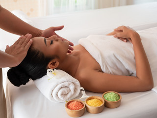 Obraz na płótnie Canvas Asian girls are a relaxing facial massage in the Spa Salon. Thai massage for health