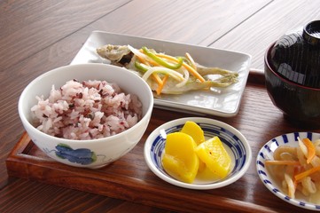雑穀米の食事　日本食　家庭料理
