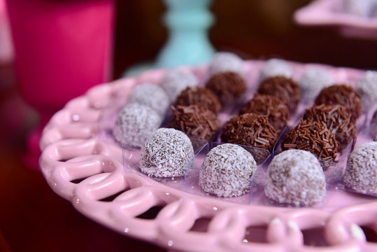  candy table, party candy, chocolate truffles, brigadeiro, chocolate sprinkles, chocolate candy, condensed milk candy balls, candy balls, chocolate ball, birthday party, candy store, sweet background