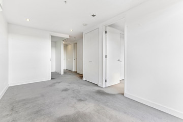 Obraz premium Empty and unfurnished brand new apartment