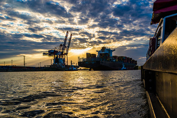 Hamburger hafen mit schwarzem Frachter