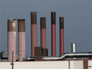 cheminées de l'usine PSA à Rennes en France