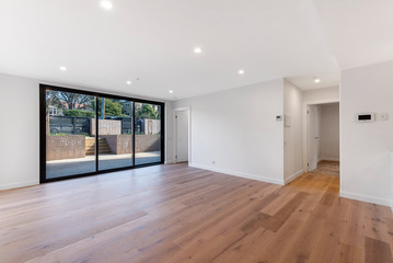 Obraz premium Empty and unfurnished brand new apartment