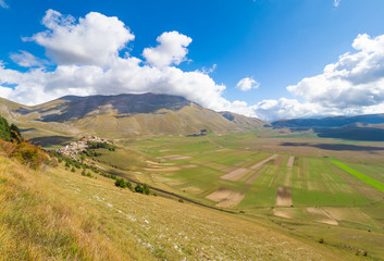 Obraz premium Castelluccio di Norcia, 2019 (Umbria, Italy) - The famous landscape highland of Sibillini Mountains, during the autumn, with the small stone village destroyed by a recent earthquake