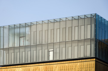 Un bâtiment moderne vitré. Une porte brille sur un bâtiment moderne. Des fenêtres et des vitres dans un bâtiment moderne.