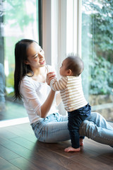 赤ちゃんと遊ぶ女性