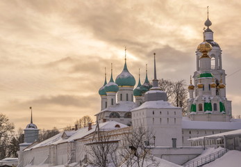 Fototapeta na wymiar Vvedensky Tolgsky monastery in Yaroslavl on cloudy winter evening