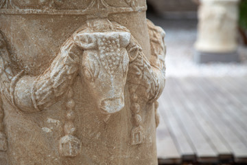 Skulpturen und Säulen in Bodrum 