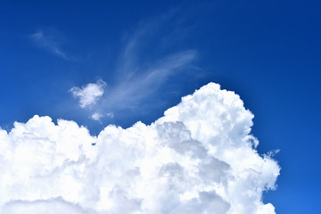 Naklejka na ściany i meble 群青色の空と純白の雲