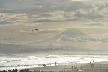 強烈な潮風で霞む湘南海岸と富士山